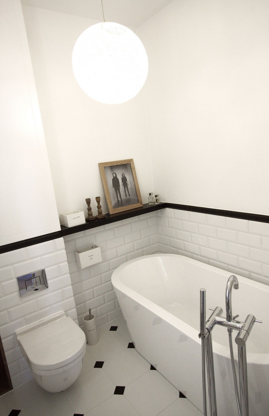 Apartments-Sensational-Interior-Of-The-Bathroom-With-White-Tub-