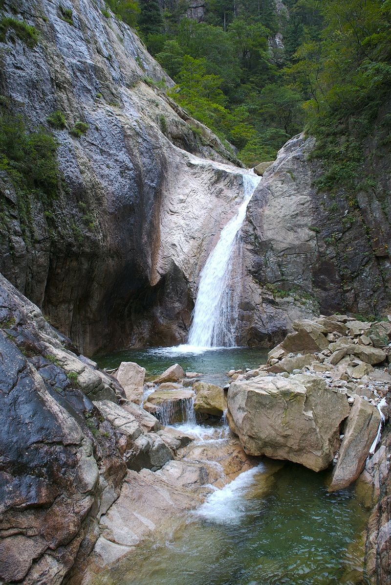 800px-cheondang_waterfall_at_seoraksan